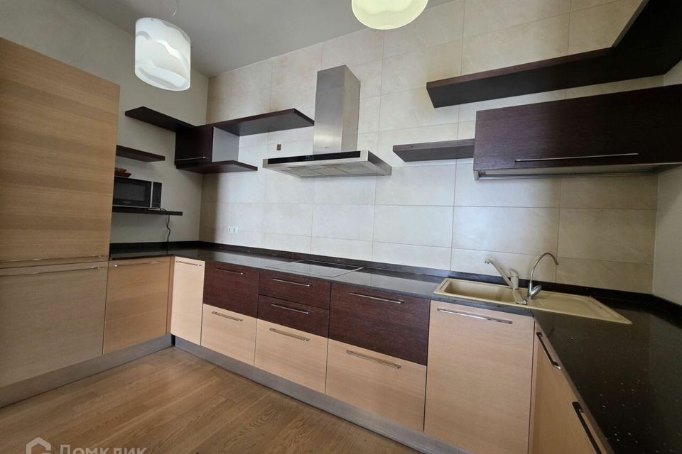 Сдаётся 3-комнатная квартира, 145 м²