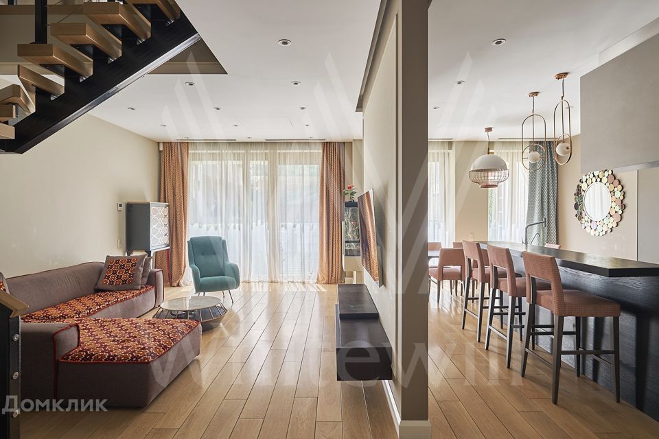 Продаётся 4-комнатная квартира, 211 м²