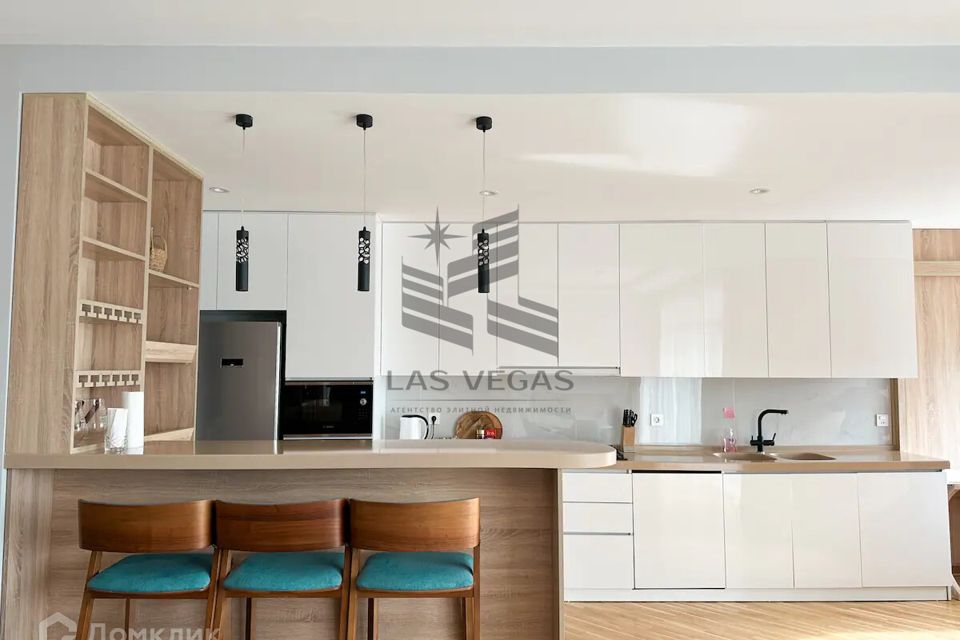 Сдаётся 4-комнатная квартира, 137 м²