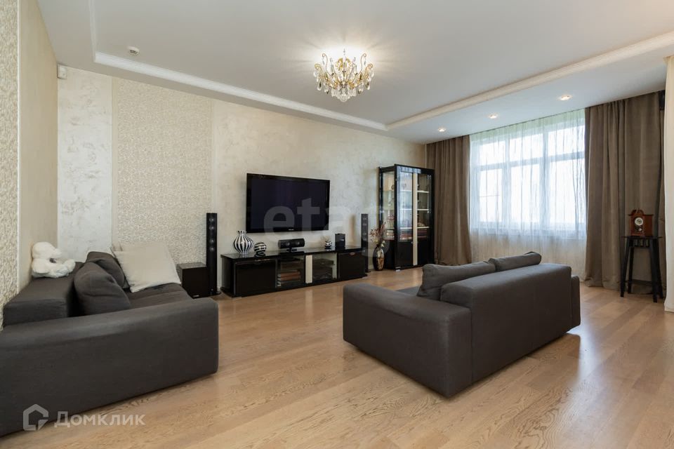 Продаётся 4-комнатная квартира, 133 м²