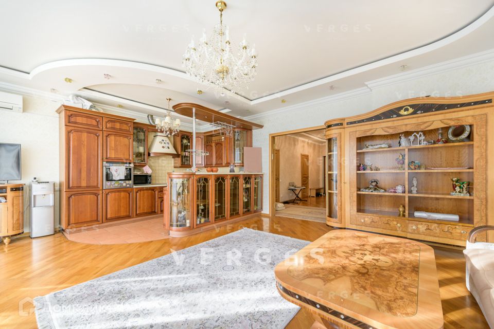 Продаётся 3-комнатная квартира, 133 м²