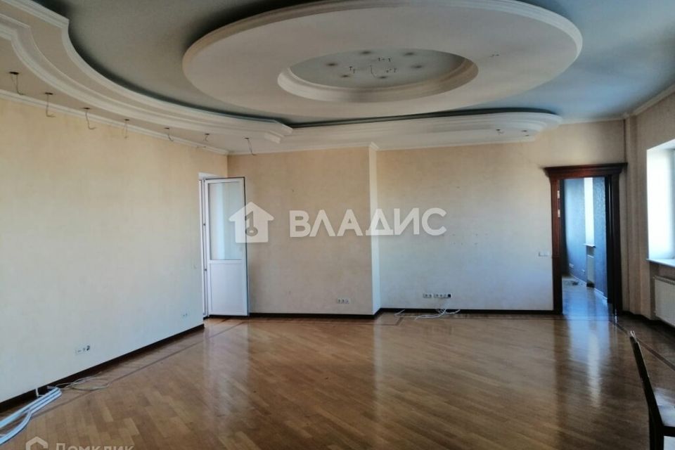 Продаётся 5-комнатная квартира, 196 м²