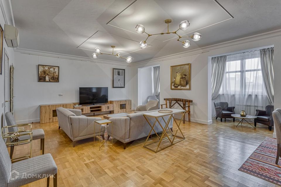 Сдаётся 4-комнатная квартира, 210 м²
