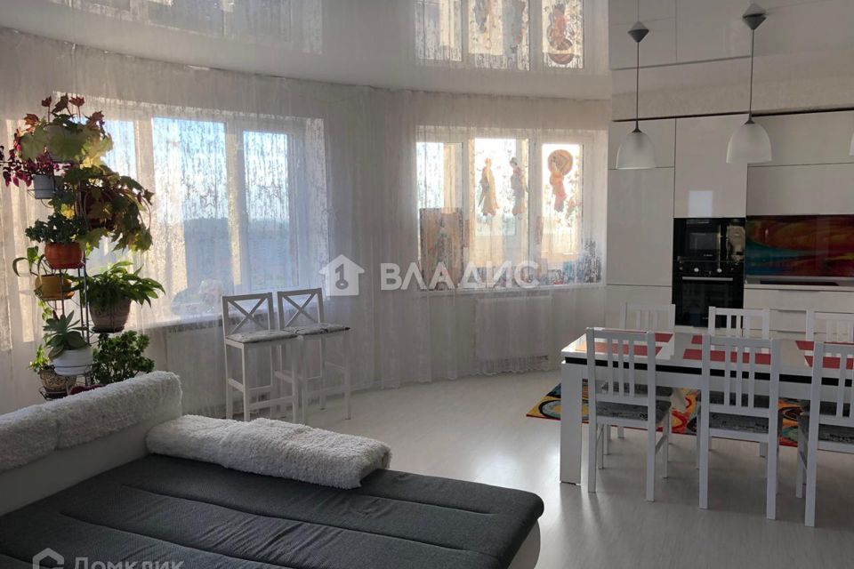 Продаётся 3-комнатная квартира, 107 м²