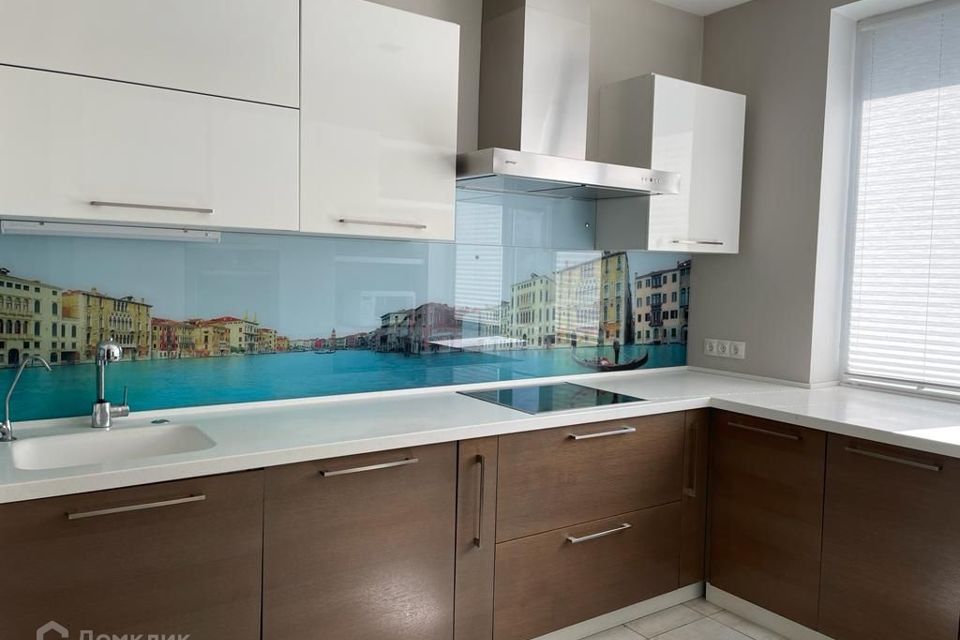 Сдаётся 4-комнатная квартира, 140 м²