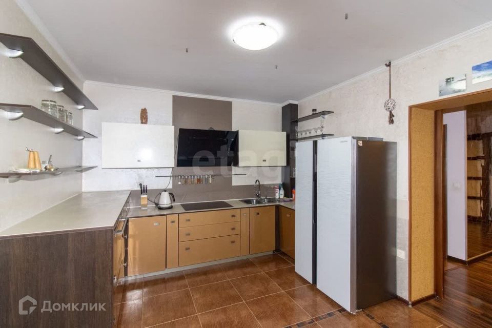 Сдаётся 4-комнатная квартира, 211 м²