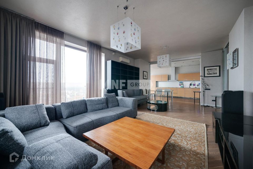 Продаётся 4-комнатная квартира, 180 м²