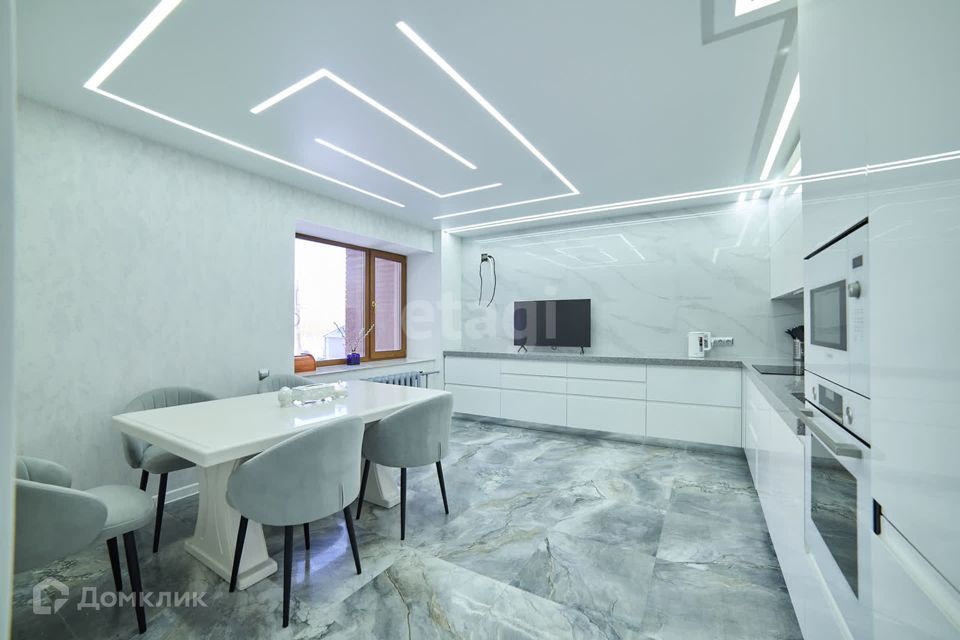 Продаётся 4-комнатная квартира, 185 м²