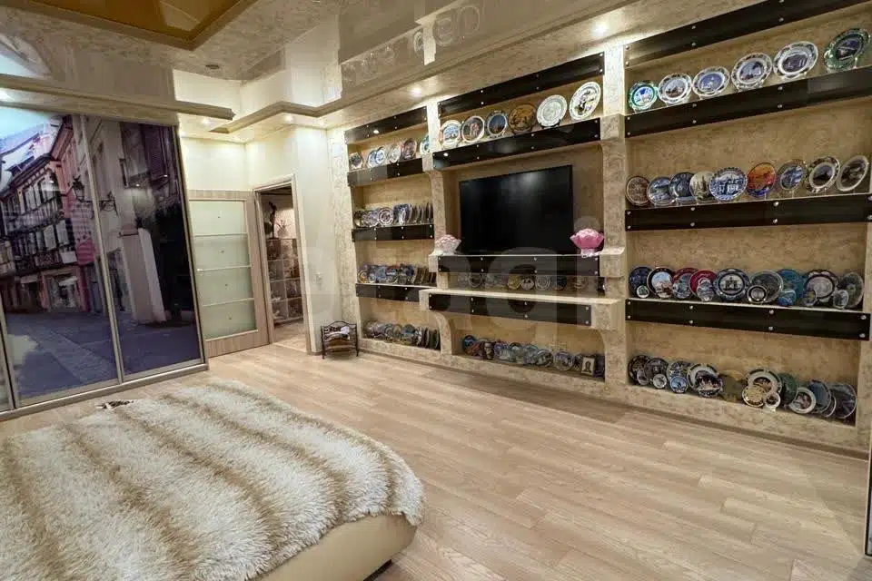 Продаётся 4-комнатная квартира, 269 м²