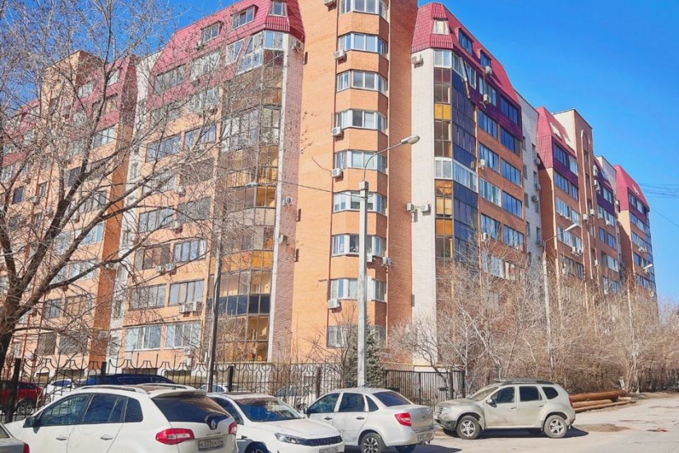 Продаётся 4-комнатная квартира, 183 м²