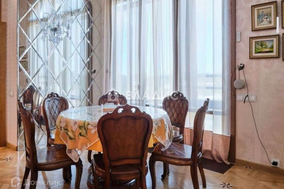 Продаётся 4-комнатная квартира, 136 м²