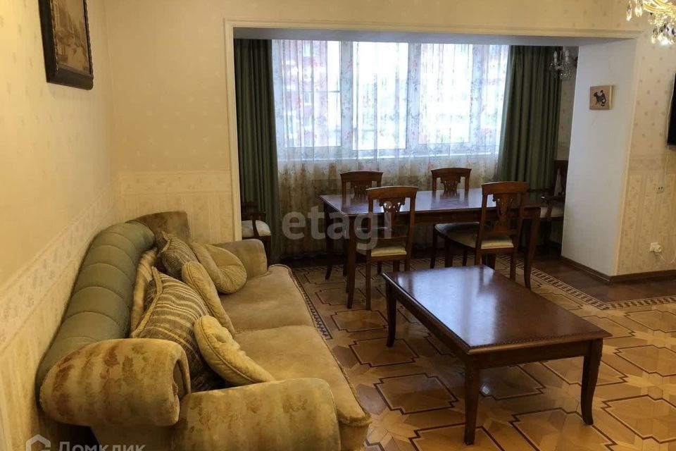 Продаётся 4-комнатная квартира, 122 м²