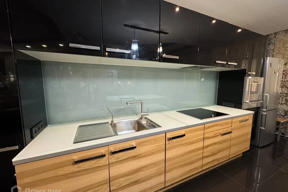 Сдаётся 5-комнатная квартира, 320 м²