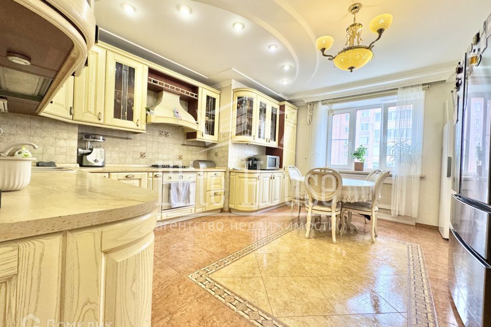 Продаётся 4-комнатная квартира, 177 м²