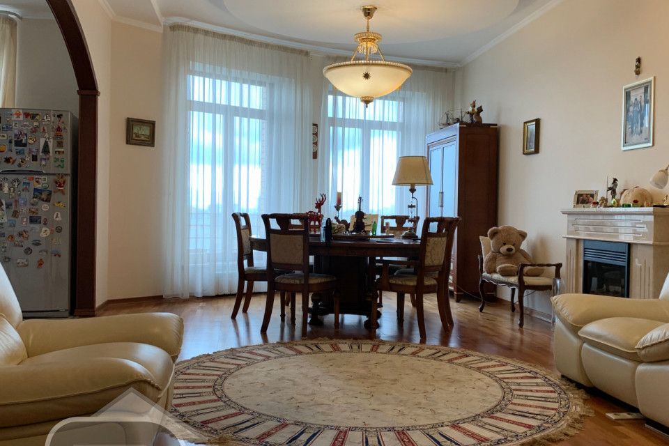 Продаётся 4-комнатная квартира, 153 м²