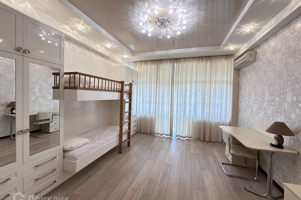 Продаётся 3-комнатная квартира, 106 м²