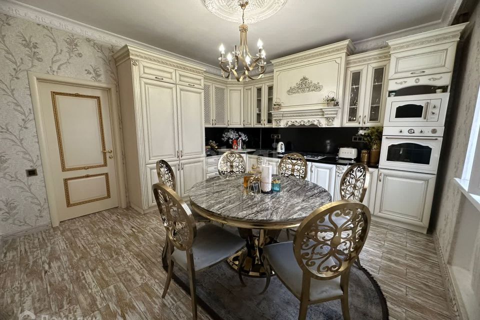 Продаётся 3-комнатная квартира, 128 м²