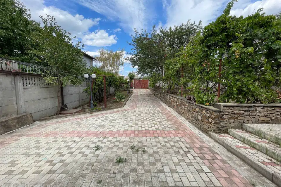 Продаётся 2-этажный дом, 200 м²