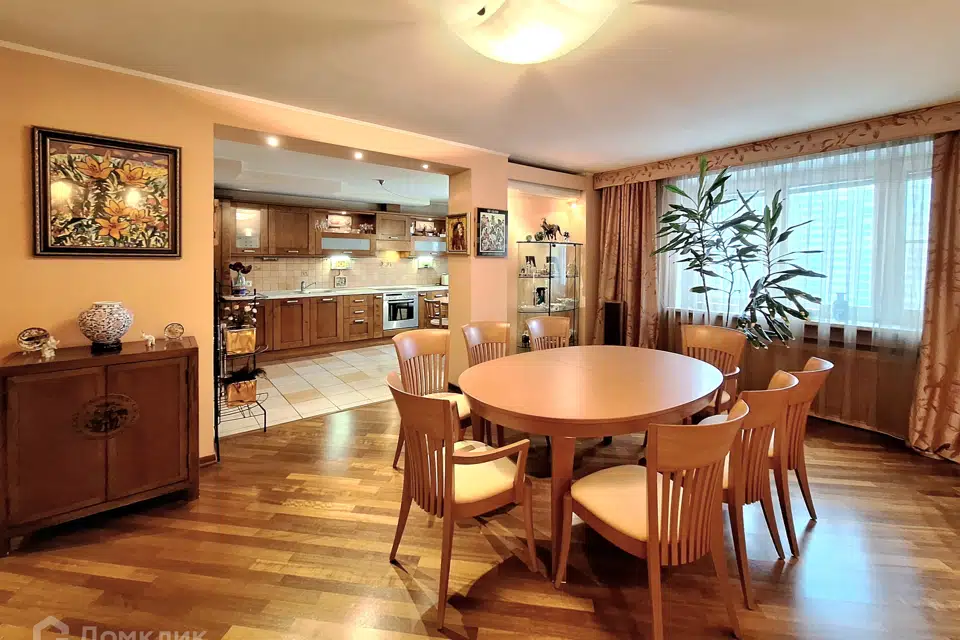 Продаётся 4-комнатная квартира, 155.6 м²