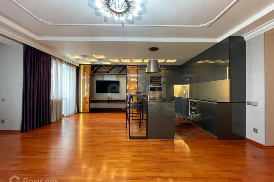 Сдаётся 4-комнатная квартира, 160 м²