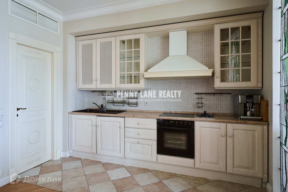 Продаётся 3-комнатная квартира, 174 м²