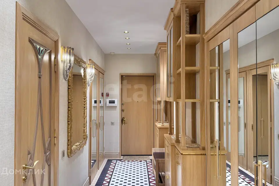 Продаётся 4-комнатная квартира, 200 м²