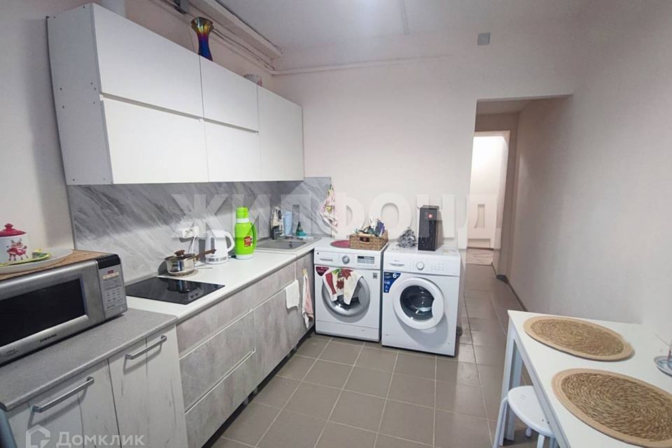 Продаётся 4 комнаты в 5-комн. квартире, 61.9 м²