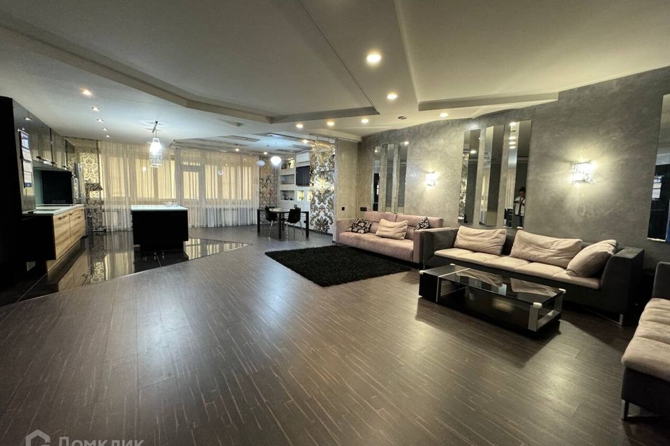 Сдаётся 5-комнатная квартира, 320 м²