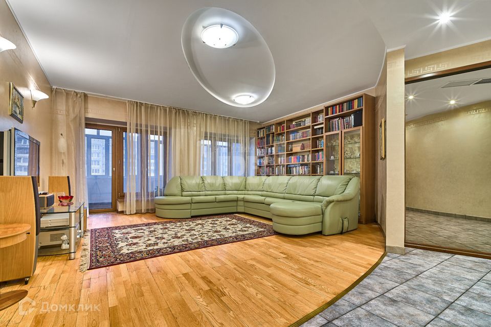 Продаётся 5-комнатная квартира, 244 м²