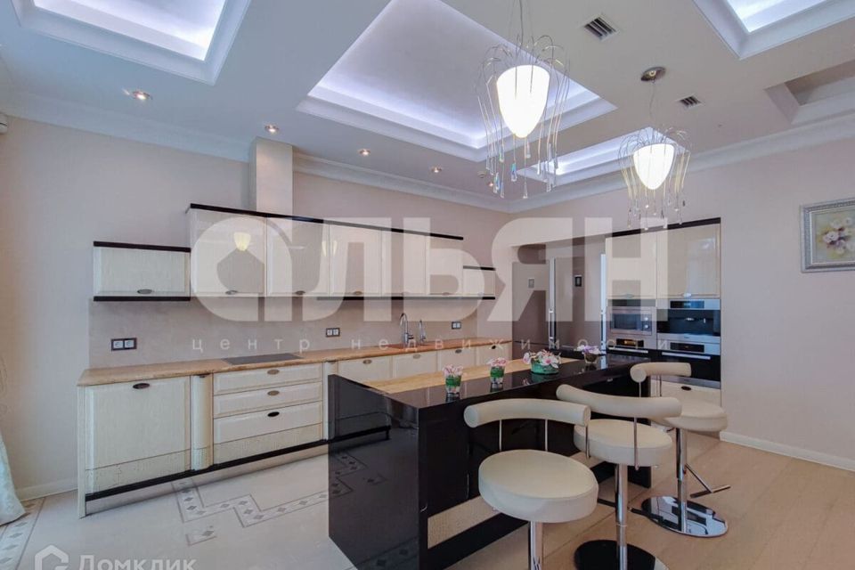 Продаётся 4-комнатная квартира, 169.7 м²