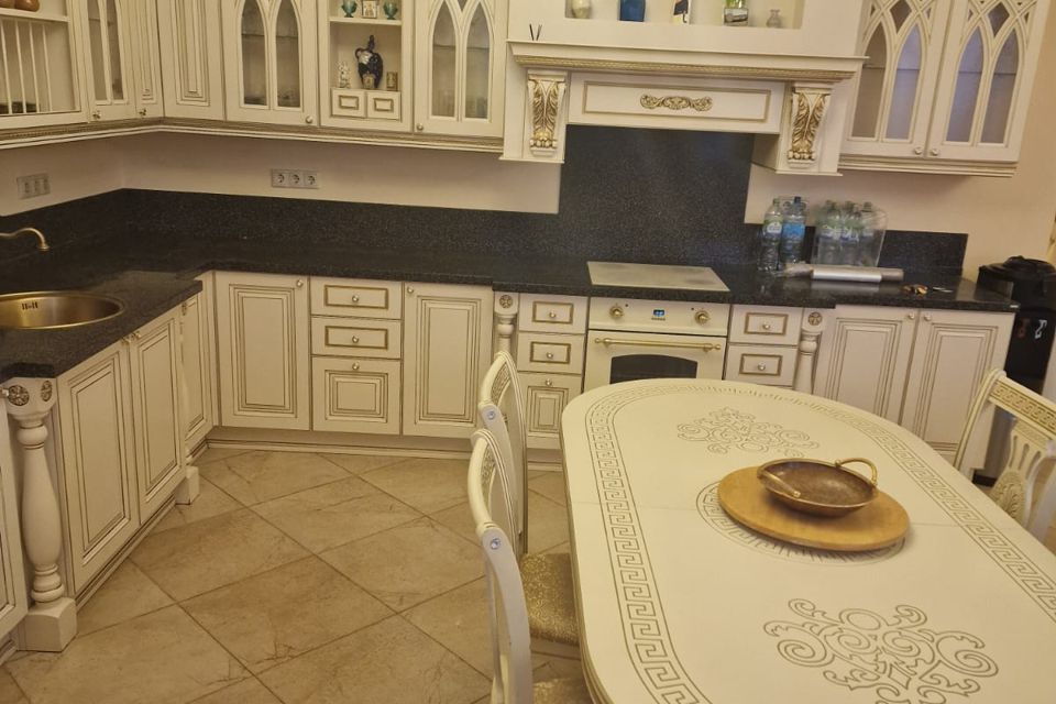 Сдаётся 3-комнатная квартира, 235 м²