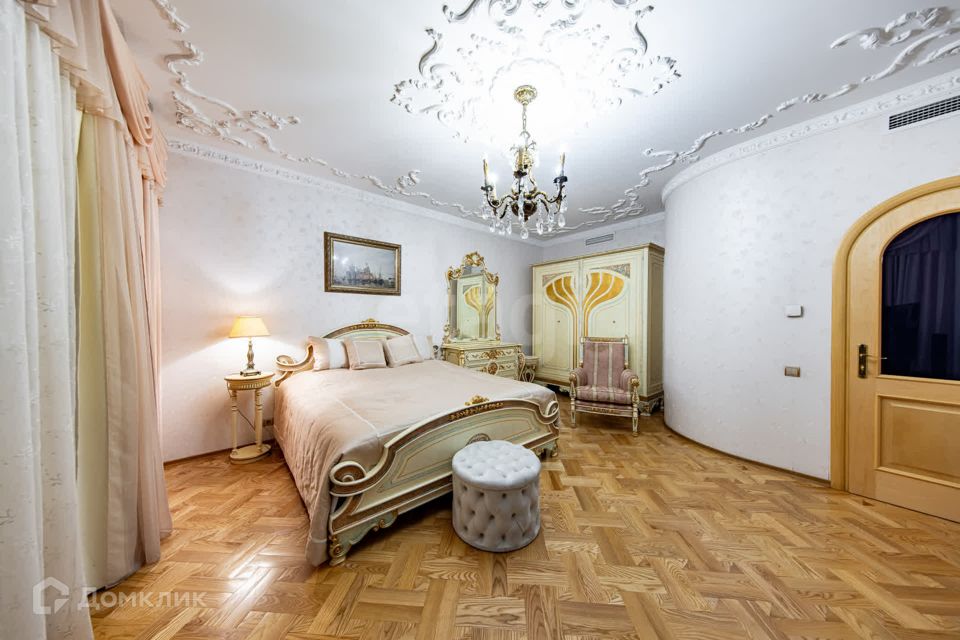 Продаётся 4-комнатная квартира, 218.8 м²