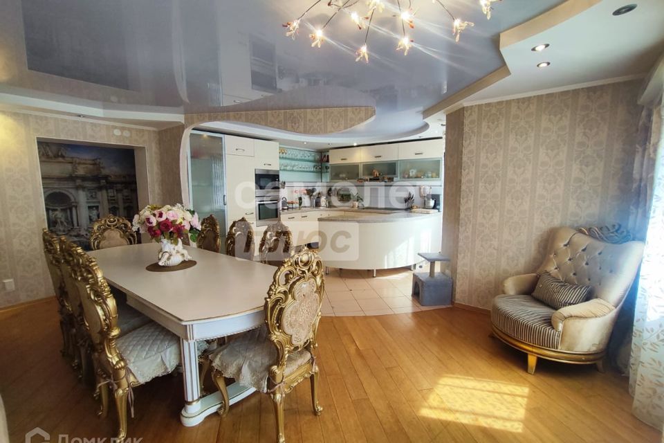 Продаётся 5-комнатная квартира, 197.7 м²