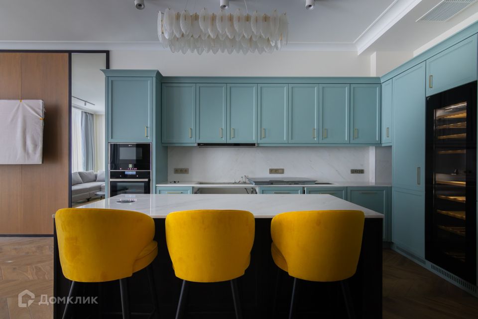 Сдаётся 4-комнатная квартира, 180 м²