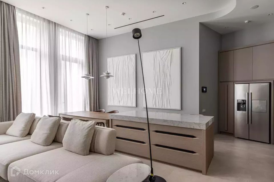 Продаётся 4-комнатная квартира, 232.5 м²