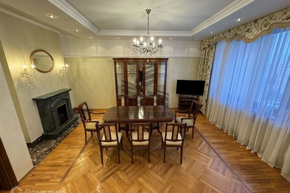Сдаётся 3-комнатная квартира, 190 м²