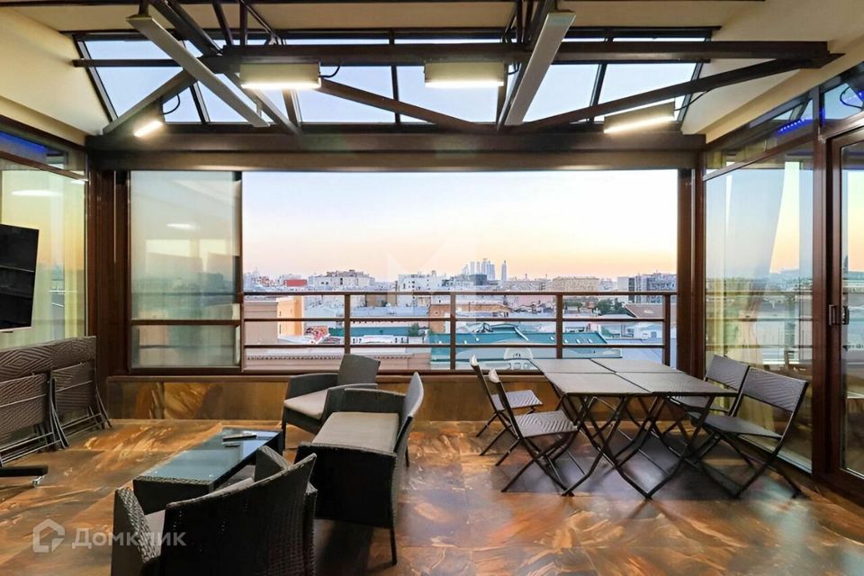 Сдаётся 4-комнатная квартира, 215 м²