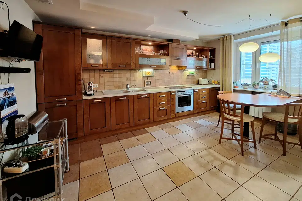 Продаётся 4-комнатная квартира, 155.6 м²