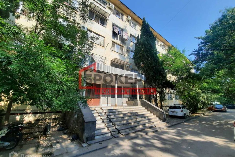 Продаётся комната в 10-комн. квартире, 15.4 м²