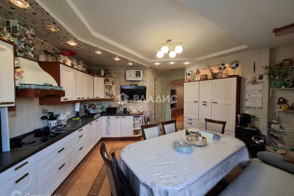 Продаётся 4-комнатная квартира, 139.8 м²