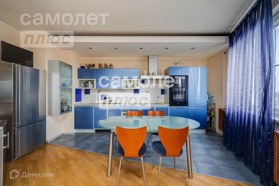 Продаётся 4-комнатная квартира, 145.6 м²