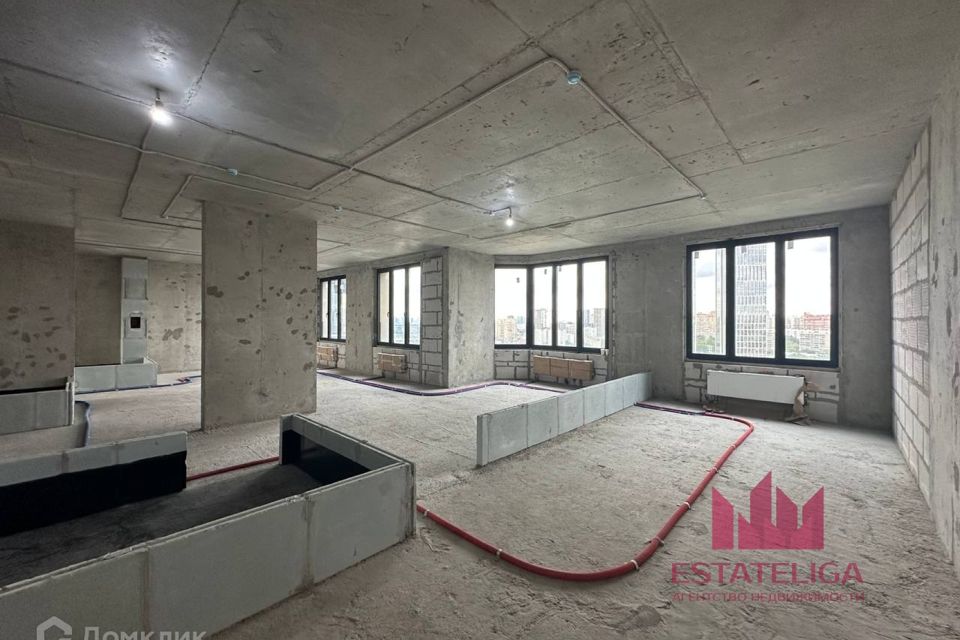 Продаётся 4-комнатная квартира, 137 м²