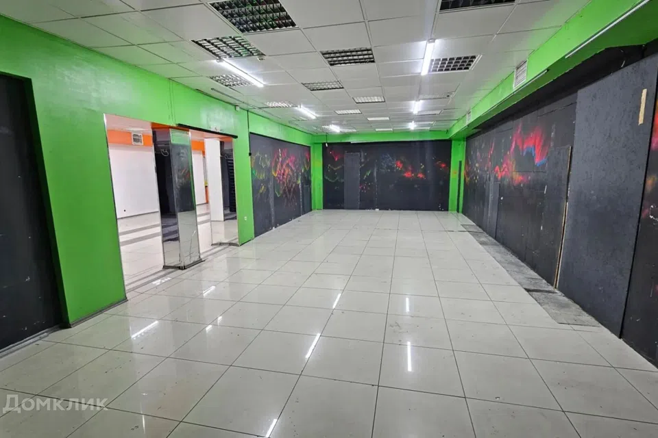 Сдаётся торговое помещение, 300 м²