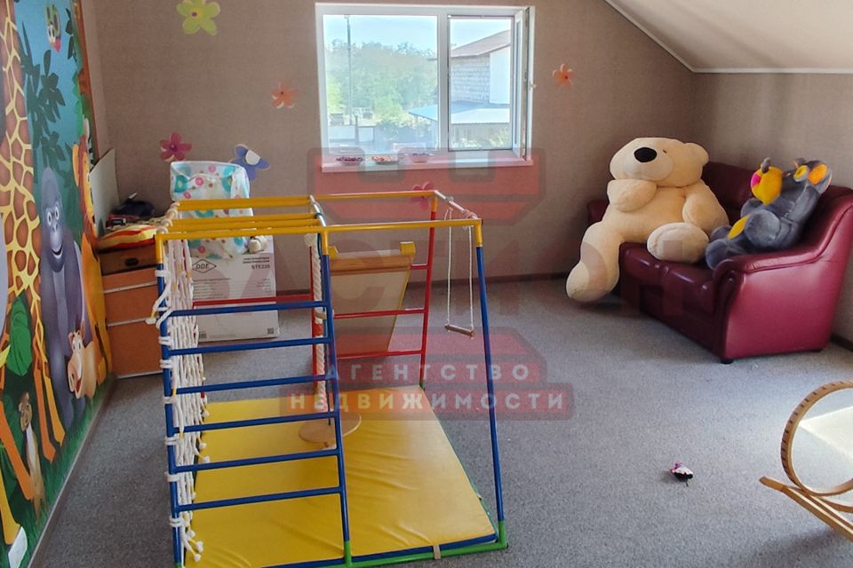 Продаётся 3-этажный дом, 300 м²