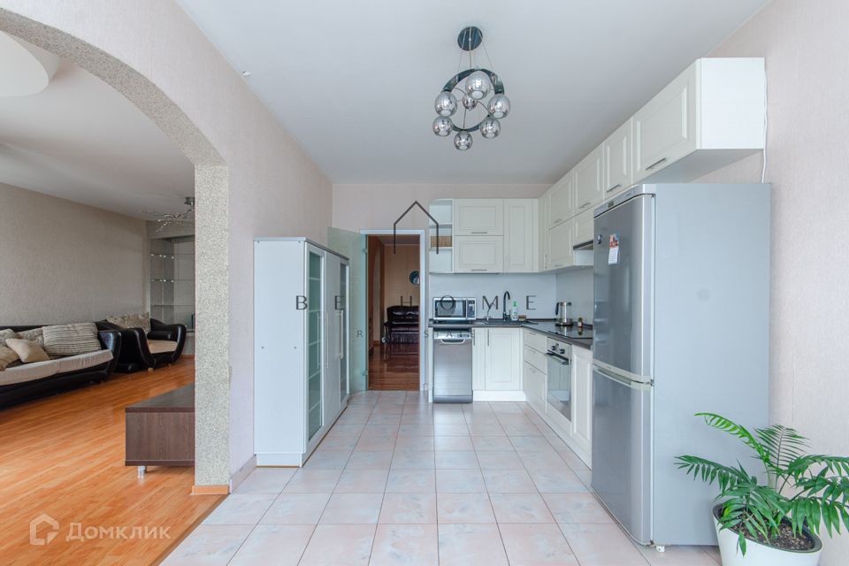 Сдаётся 4-комнатная квартира, 140 м²