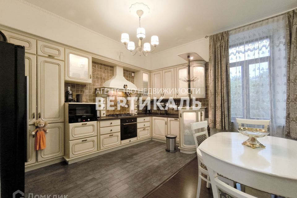 Сдаётся 4-комнатная квартира, 136 м²