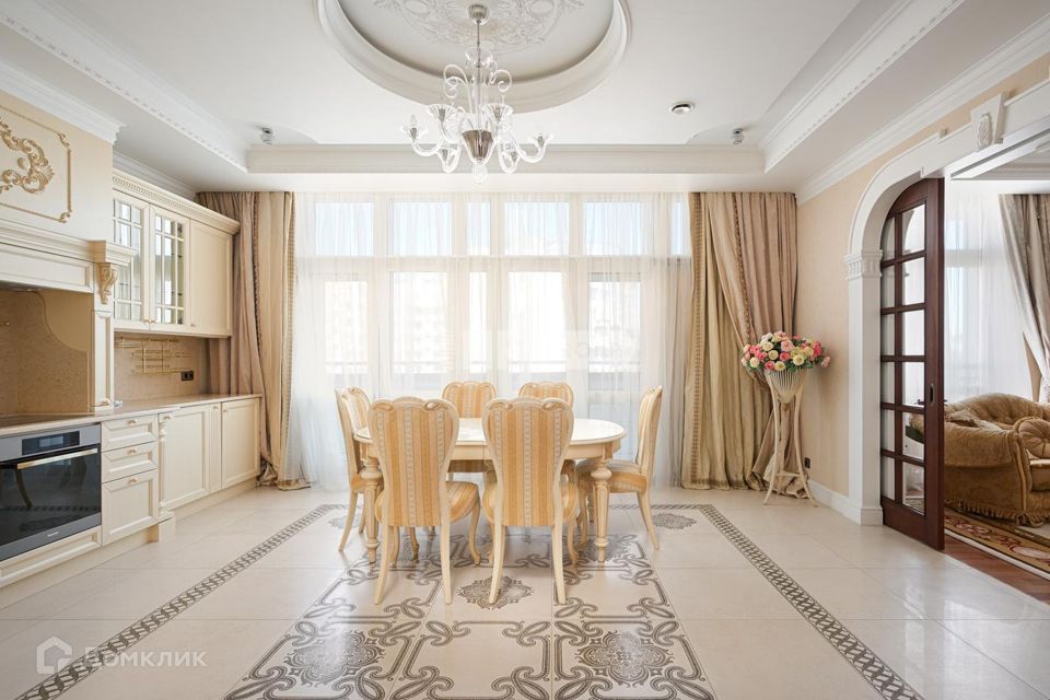 Продаётся 5-комнатная квартира, 193 м²