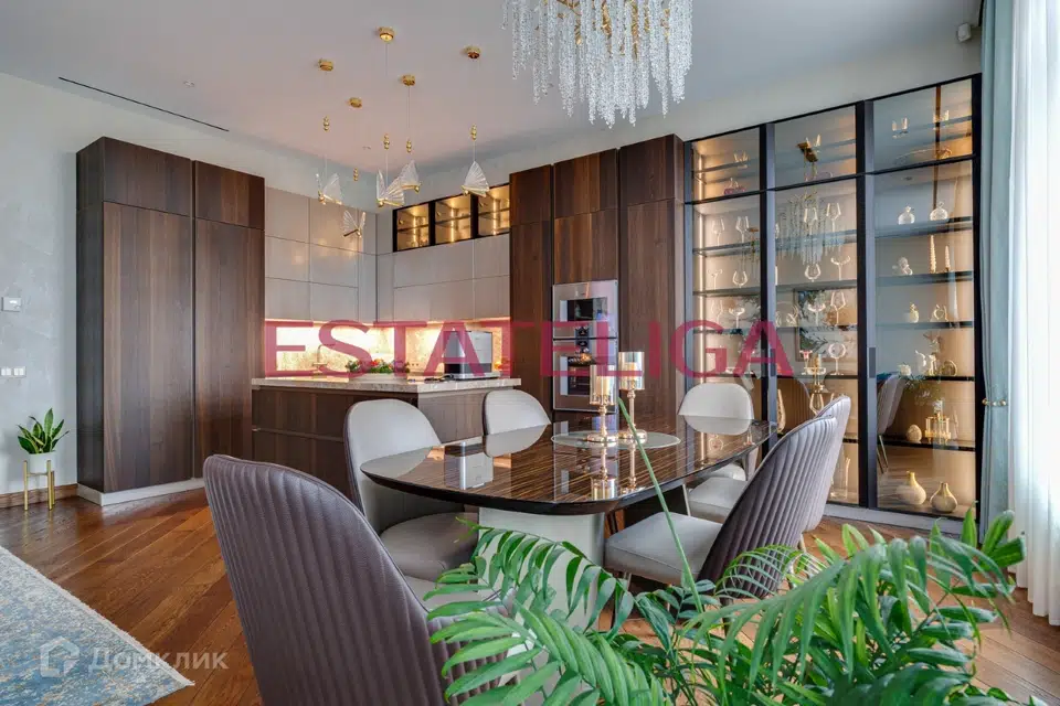 Продаётся 4-комнатная квартира, 165 м²
