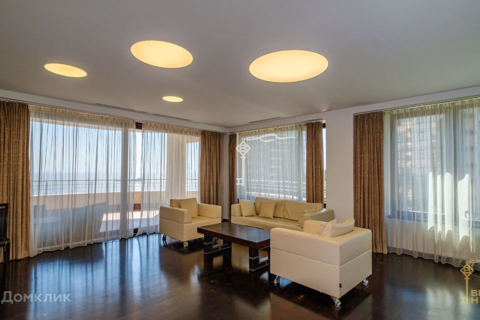 Продаётся 3-комнатная квартира, 218.2 м²