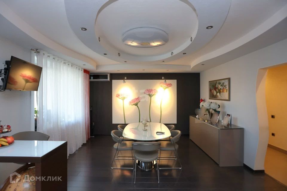 Продаётся 4-комнатная квартира, 143.8 м²